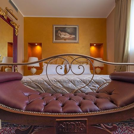 Villa Luisa Rooms And Breakfast Peschiera del Garda Bagian luar foto
