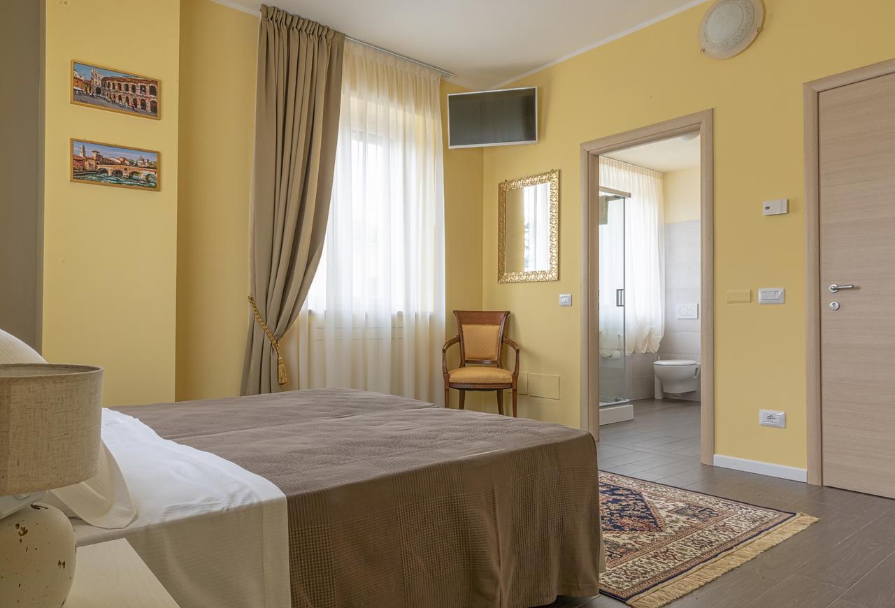 Villa Luisa Rooms And Breakfast Peschiera del Garda Bagian luar foto