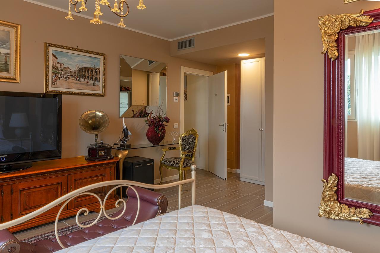 Villa Luisa Rooms And Breakfast Peschiera del Garda Bagian luar foto